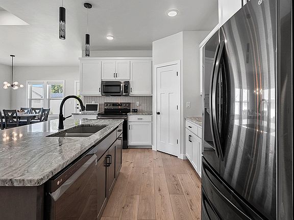 4th image of 2066 Fescue Way