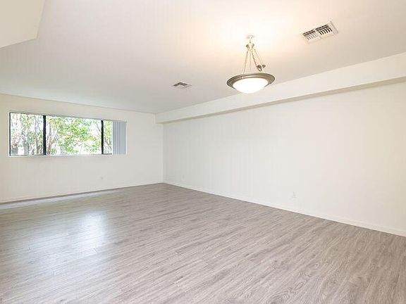 5th image of 2250 N Niagara St APT 109