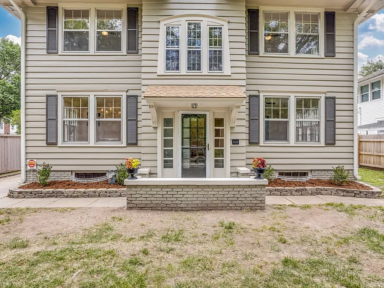 338 N Quentin St — Photo 1