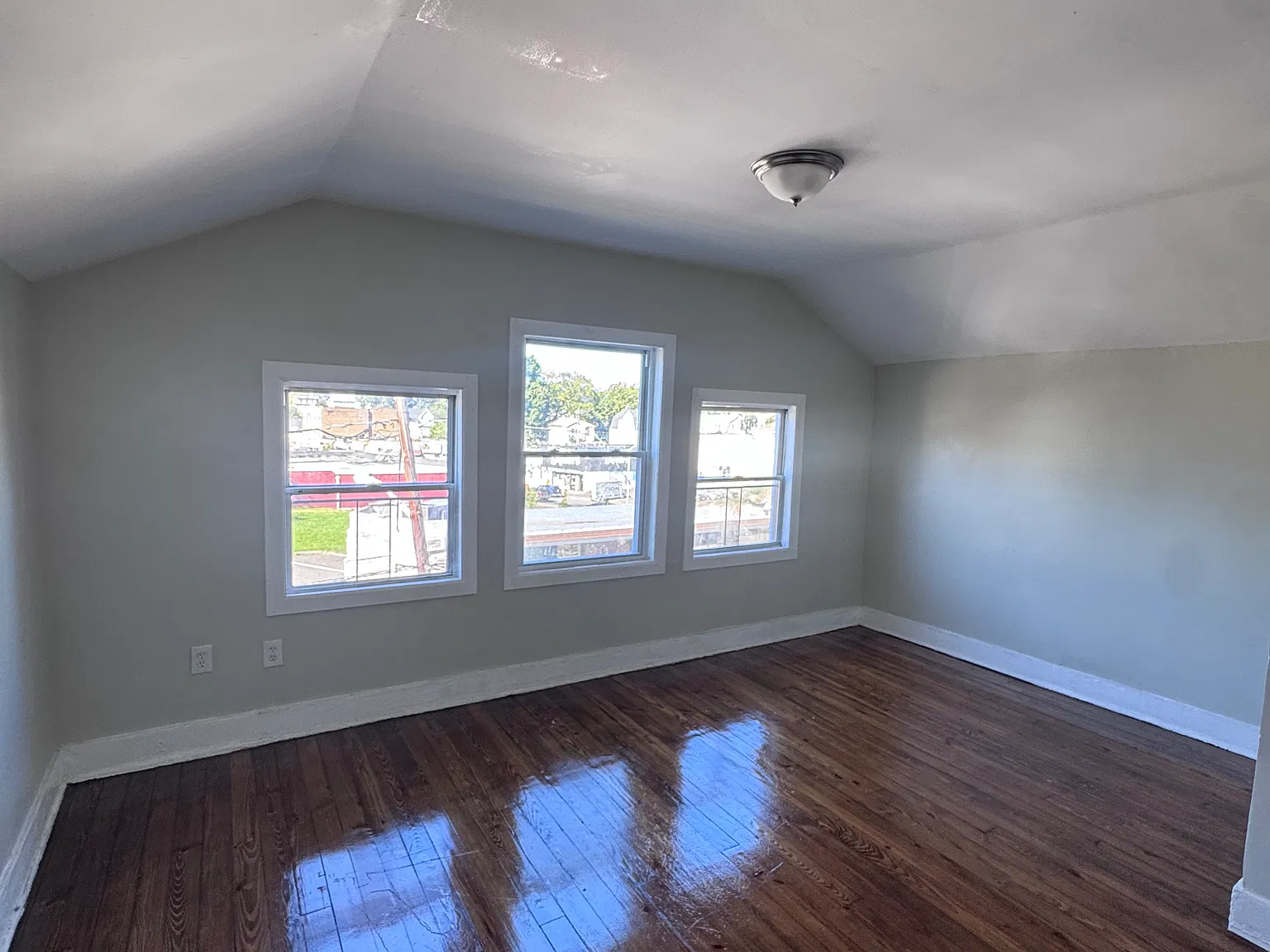 10 Columbia Ave — Photo 2
