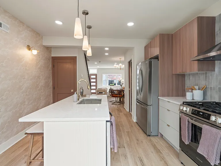 1031 Mercy St — Photo 14