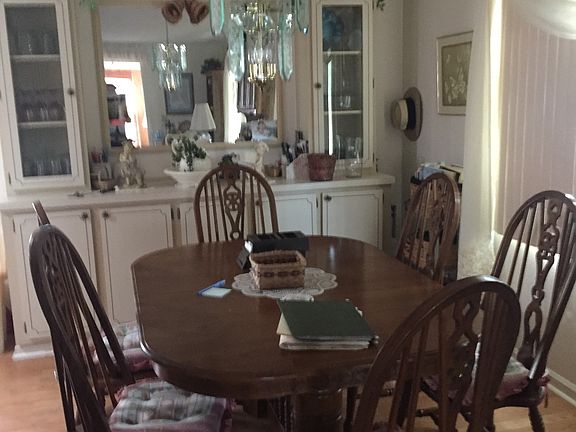 Dining rm. built in cabinets