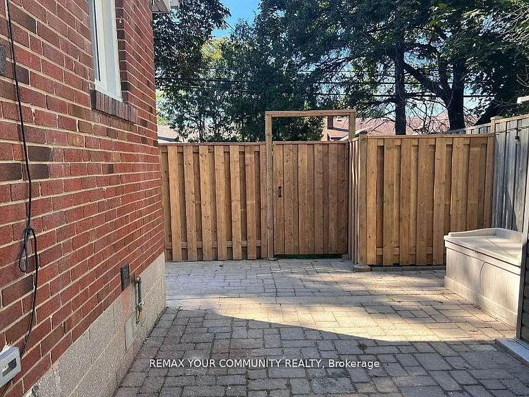16 Robertsfield Cres — Photo 3