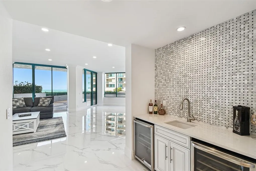 4 bed, 4.5 bath, 4336 sqft, $17,500 — Photo 4