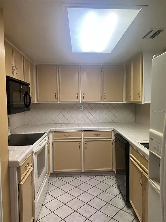 2 bed, 2.0 bath, 1216 sqft, $1,695 — Photo 3