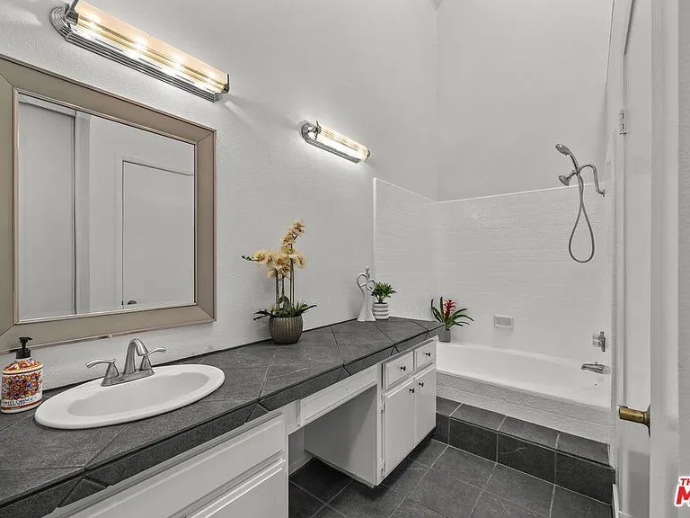 2522 W Macarthur Blvd #D — Photo 13
