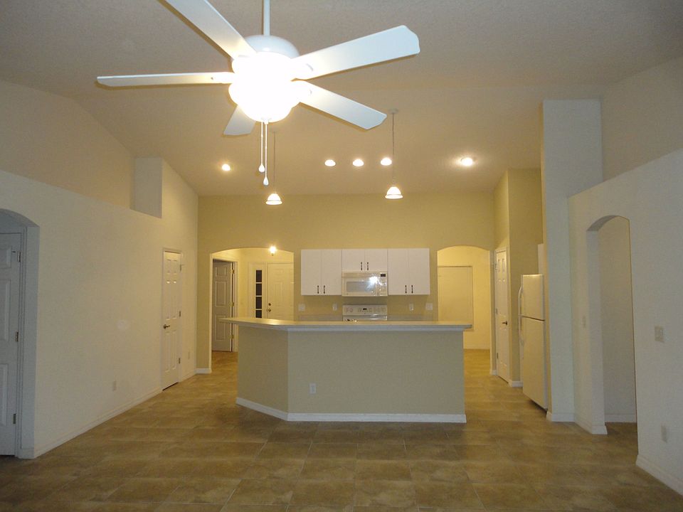 Kitchen / Living Area