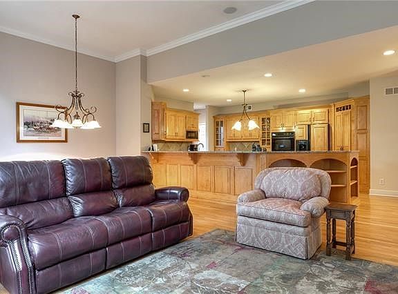 5th image of 8128 Clearwater Dr