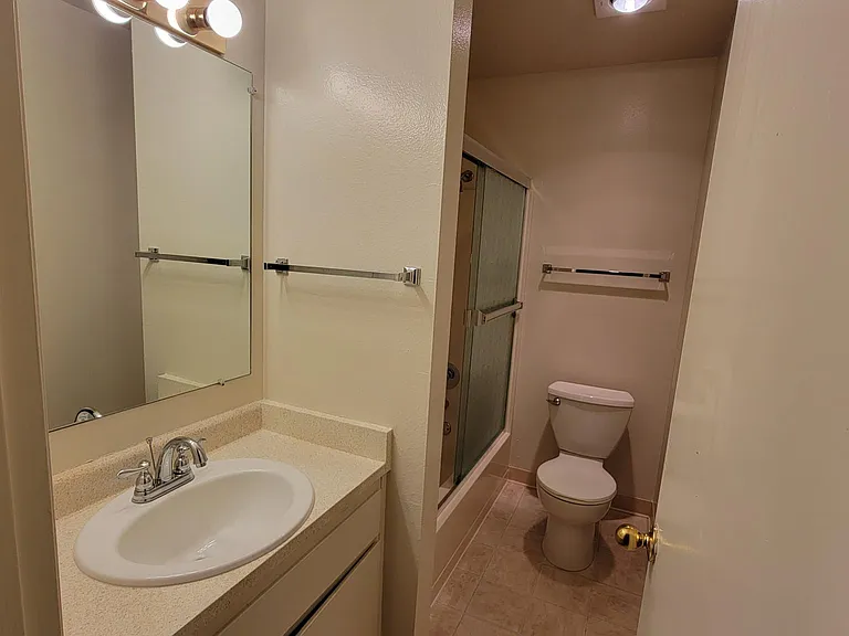 1 Bedroom Bathroom
