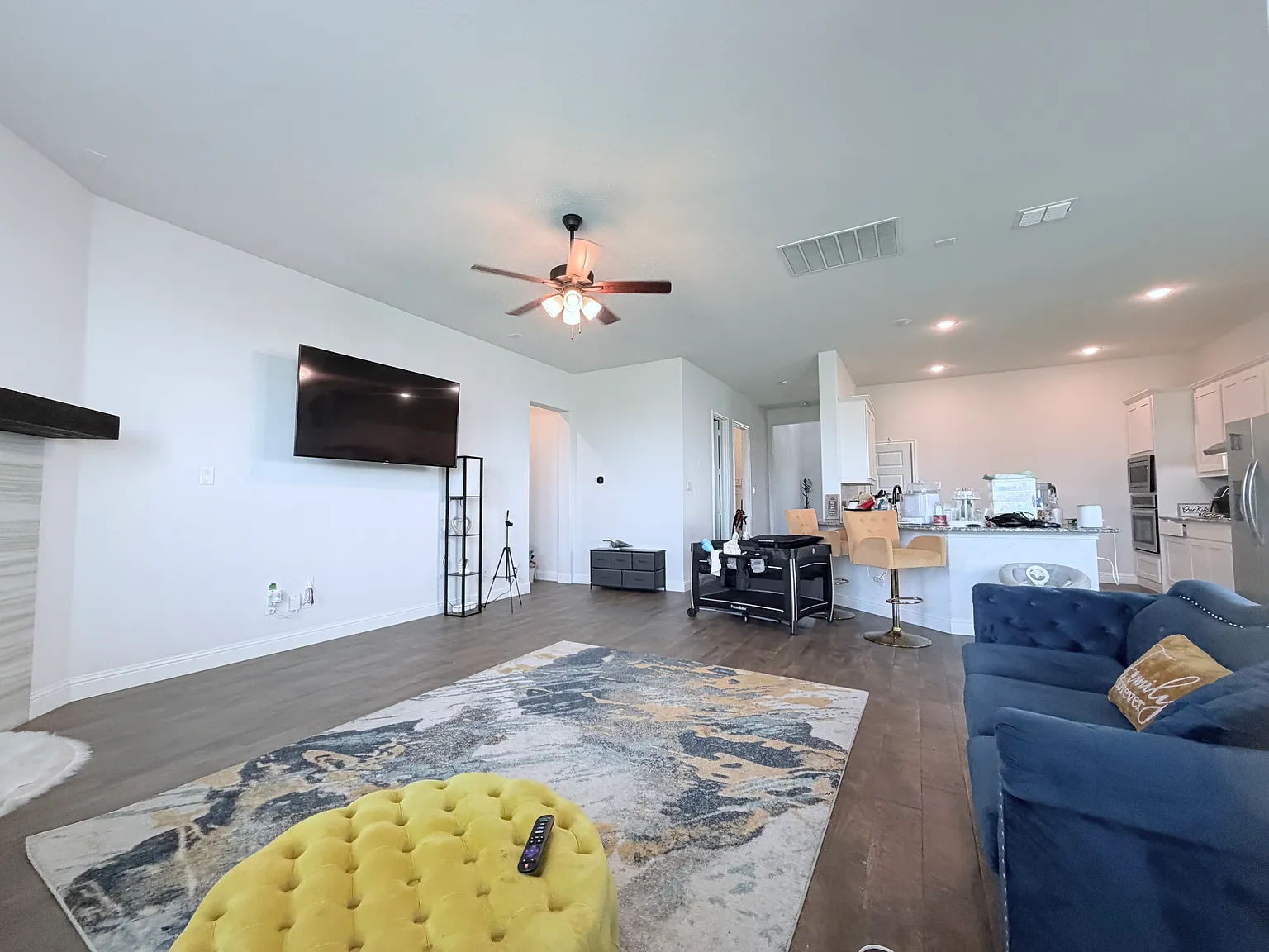 5 bed, 2.5 bath, 3072 sqft, $3,750 — Photo 2