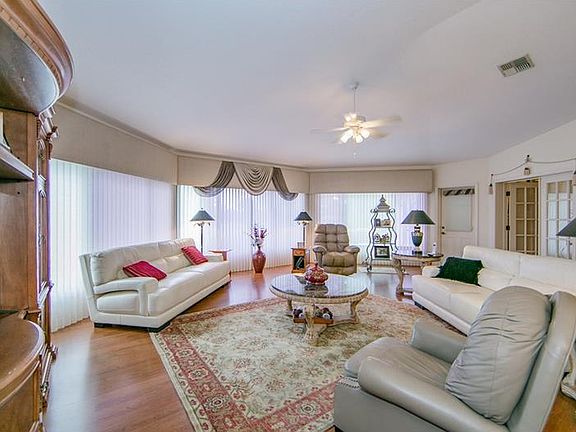 3rd image of 513 Clubhouse Dr