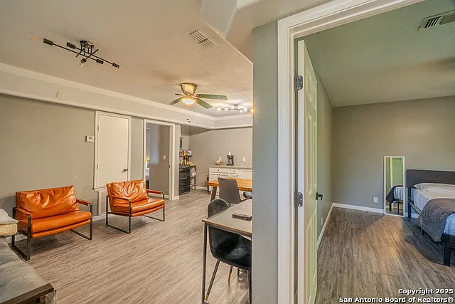 2 bed, 1.0 bath, 800 sqft, $1,600 — Photo 3