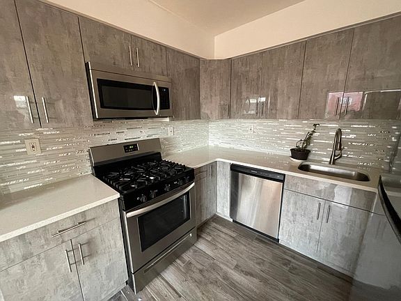 2nd image of 950 Clarence Ave Floor 2