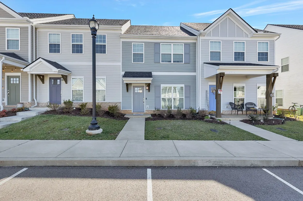 2 bed, 2.5 bath, 1251 sqft, $1,625 — Photo 1