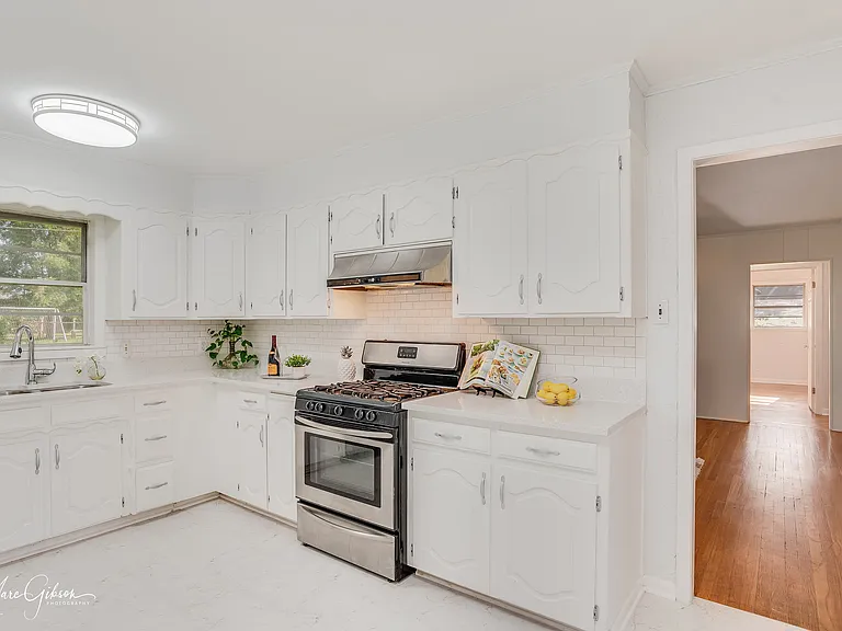 858 Robards St — Photo 10