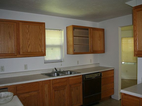 3rd image of 2124 Luella St