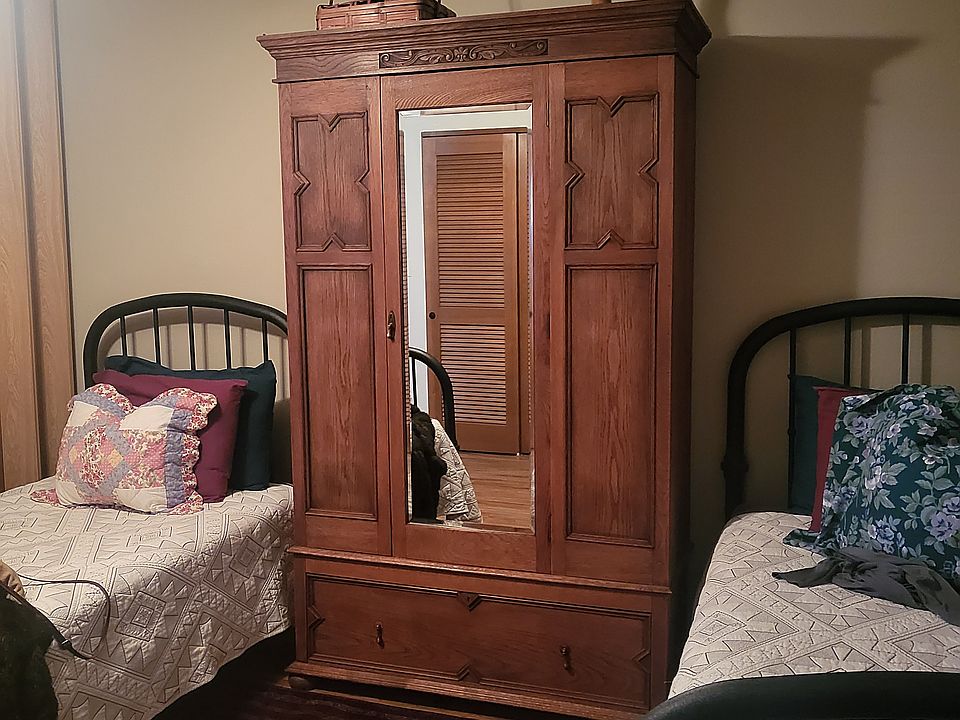 Twin beds
Armoire, dbl closet,
closet with chest of drawers.