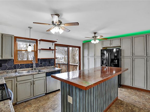 5th image of 10 Danbury Dr