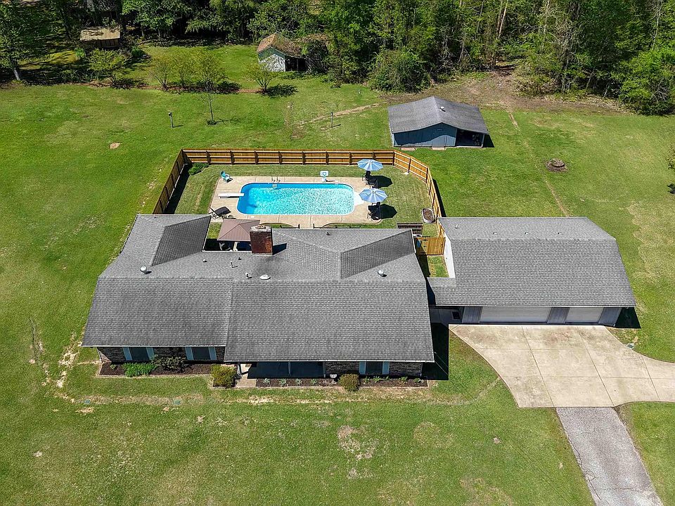 1st image of 15 Dogwood Dr