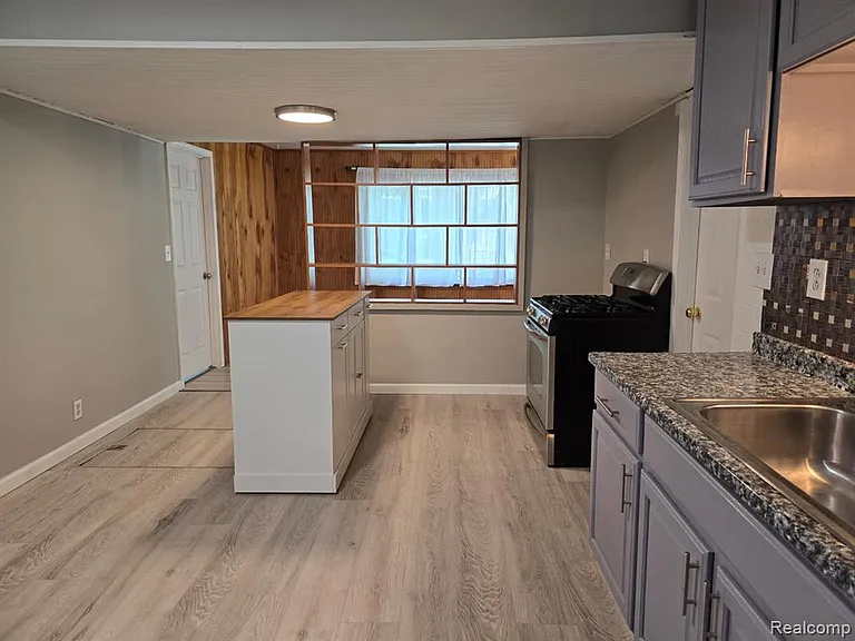 21411 Collingham Ave — Photo 13