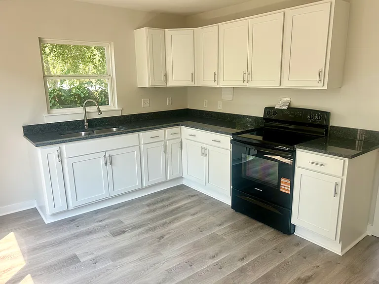 114 Rasberry St — Photo 2
