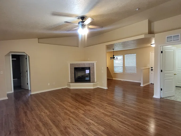 987 Concord St — Photo 3
