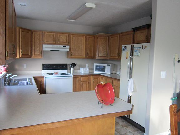 Kitchen: Fridge not included