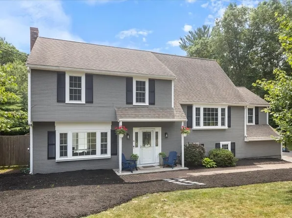14 Bow St, Carver, MA 02330