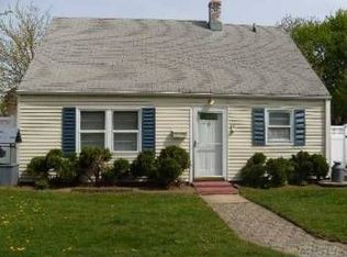 9 Knoll Ln, Levittown, NY 11756