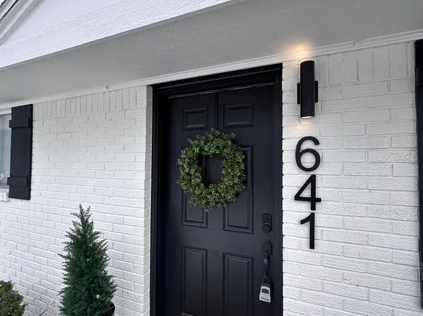 641 Lake View Dr, Zionsville, IN 46077