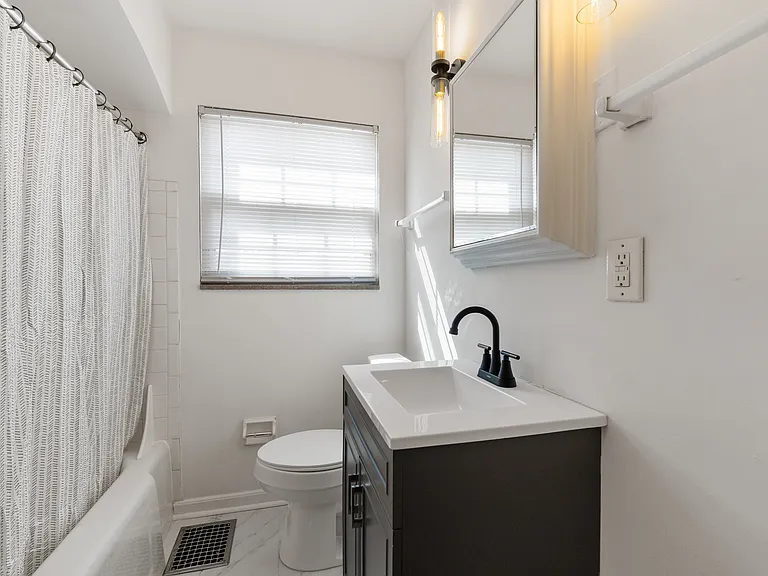 1147 S Cassingham Rd #D — Photo 8