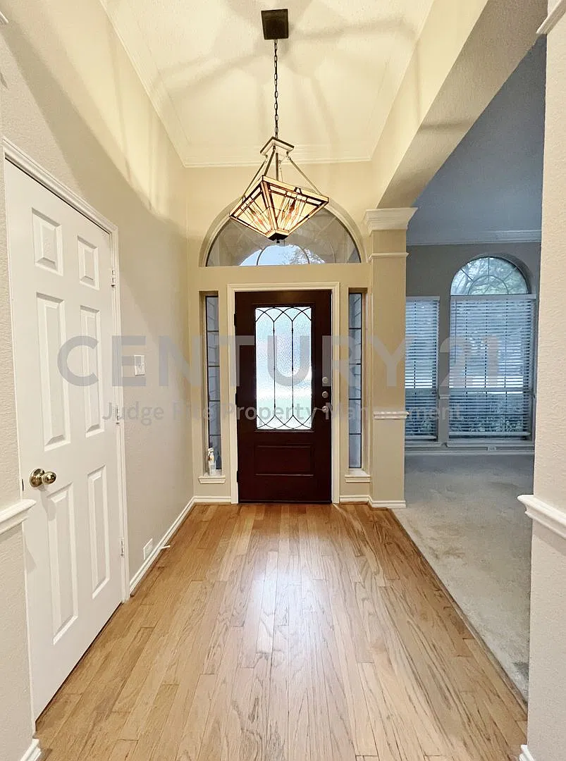 Inviting 4/2/2 Situated on Corner Lot in Highland Village For Rent! — Photo 2