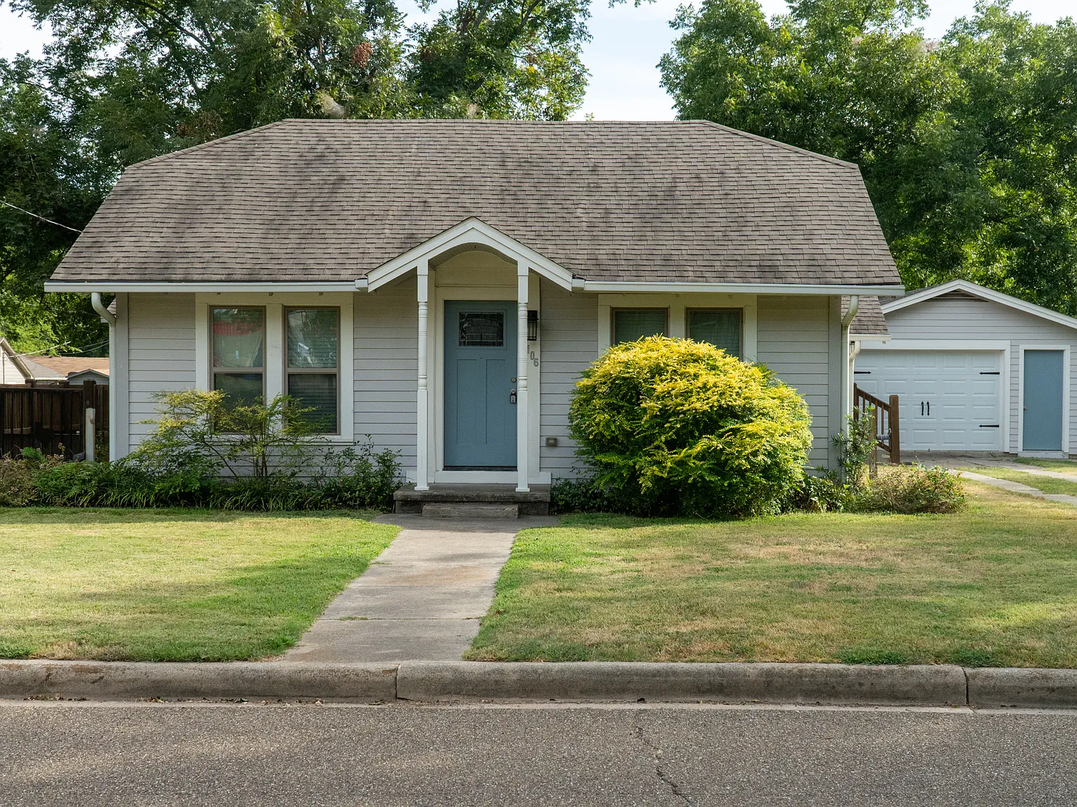 106 E Myrtle St — Photo 1