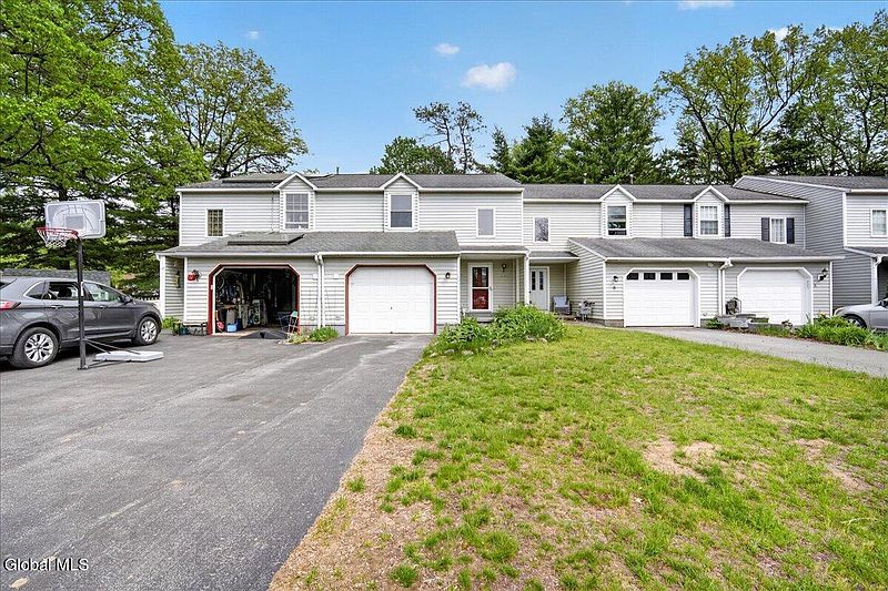 2nd image of 10 Deer Run Drive