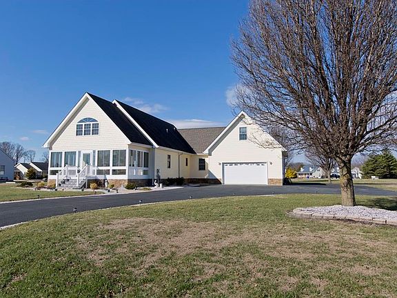 2nd image of 612 Cherry Dr