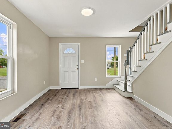 3rd image of 825 W 3rd St