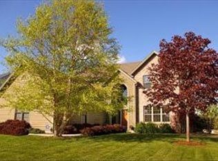 523 River Bluff Cir, Oconomowoc, WI 53066