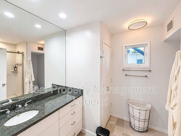 5th image of 4122 Travis St Unit 9
