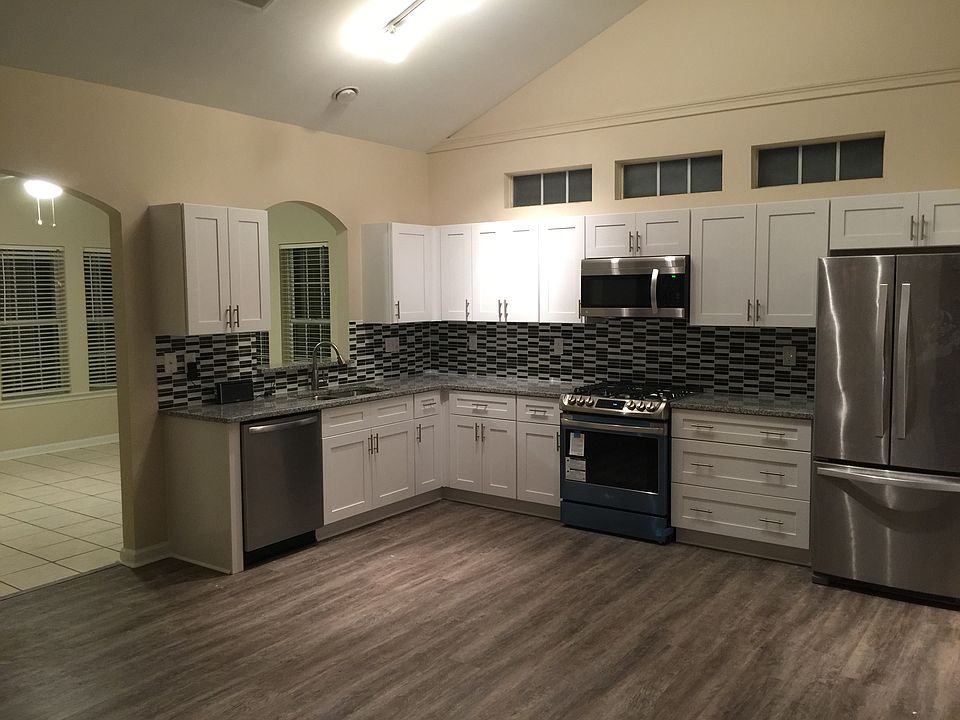 New Kit cabinet/granite/appl