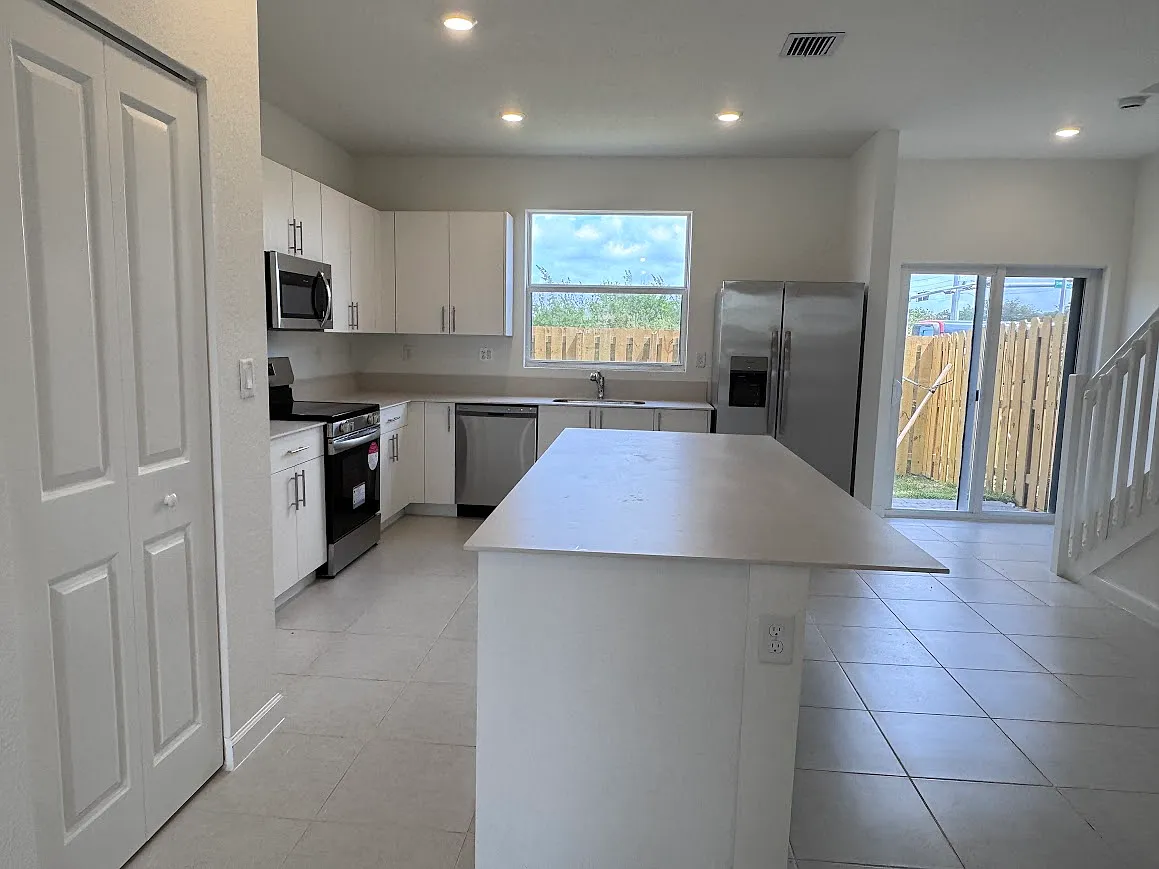 3 bed, 2.5 bath, 1376 sqft, $2,350 — Photo 3