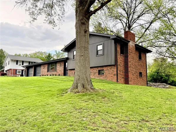 4901 Voltaire Dr, Godfrey, IL 62035