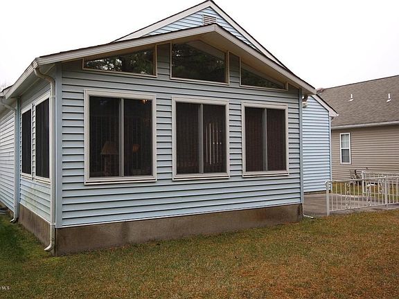 5th image of 183 Prince Charles Dr