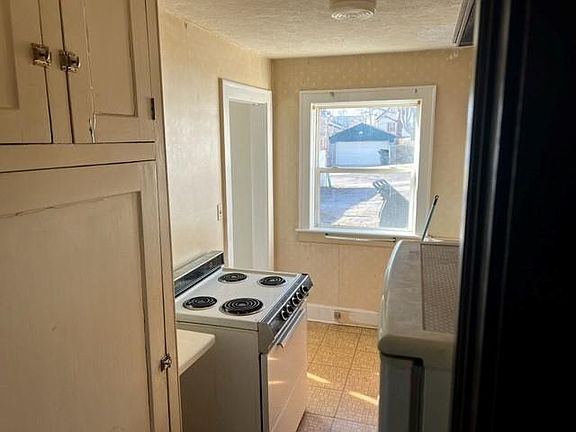 5th image of 809 Kenmore Blvd #1