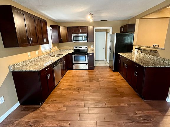 4th image of 122 Lake Ring Dr