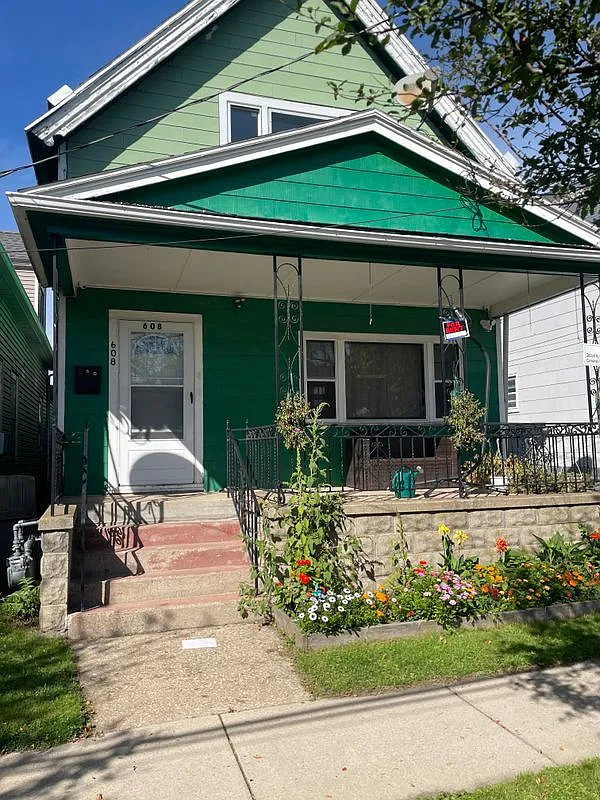 4 bed, 2.0 bath, 1600 sqft, $1,700 — Photo 2