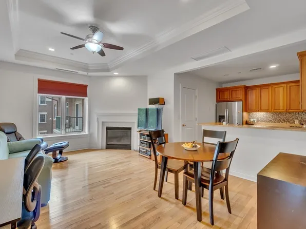 630 Hammond St APT 209, Brookline, MA 02467