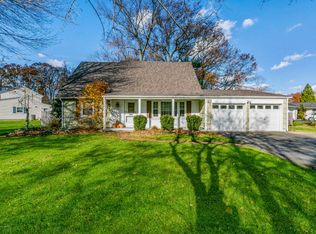 27 Smallwood Ln, Manalapan, NJ 07726