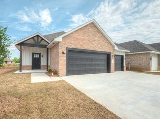10621 SW 18th St, Yukon, OK 73099