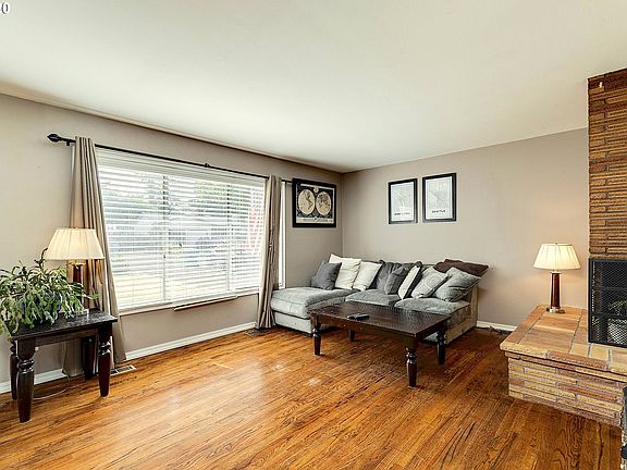 4th image of 715 SE 101st Ave