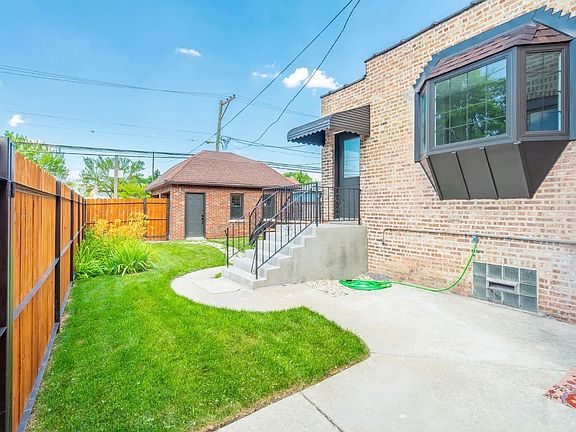 5th image of 7137 N Francisco Ave